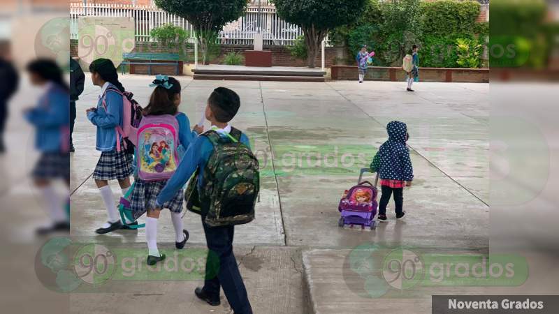Hoy regresan a clases más de 1 millón de estudiantes en Michoacán - Foto 3 