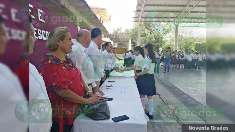 Al igual que en el resto del territorio mexicano, en la región Apatzingán, arranca ciclo escolar 2019/2020 - Foto 0 