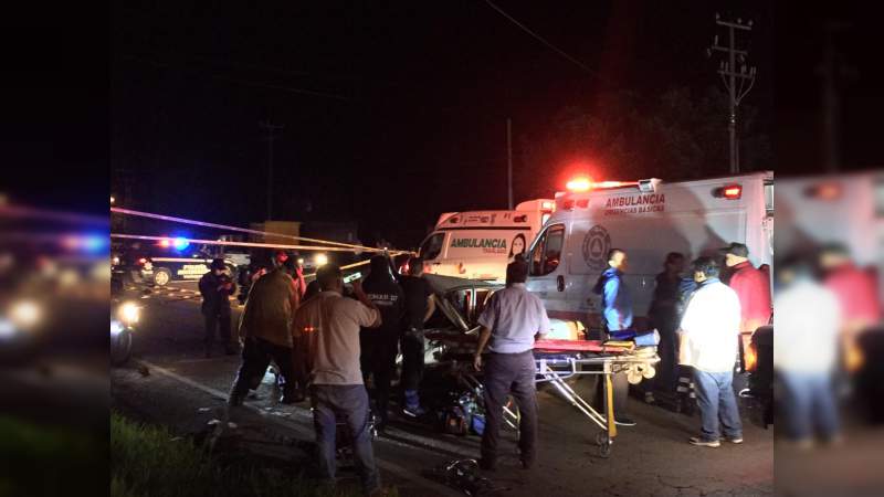 Un muerto y dos heridos, resultado de choque entre microbús contra taxi en Uruapan, Michoacán  - Foto 0 