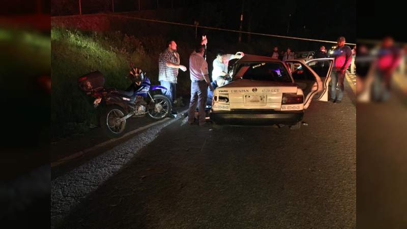 Un muerto y dos heridos, resultado de choque entre microbús contra taxi en Uruapan, Michoacán  - Foto 1 