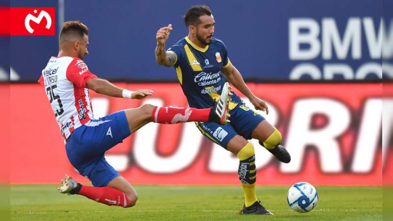 Monarcas desaprovechó su ventaja numérica ante San Luis y sólo empató 1-1 