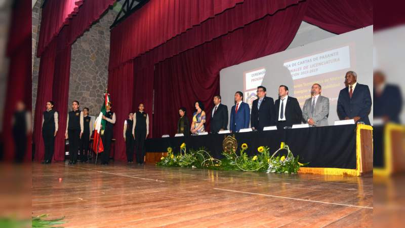 Entregan carta de pasante a la primera generación de licenciaturas institucionales en la UMSNH - Foto 0 