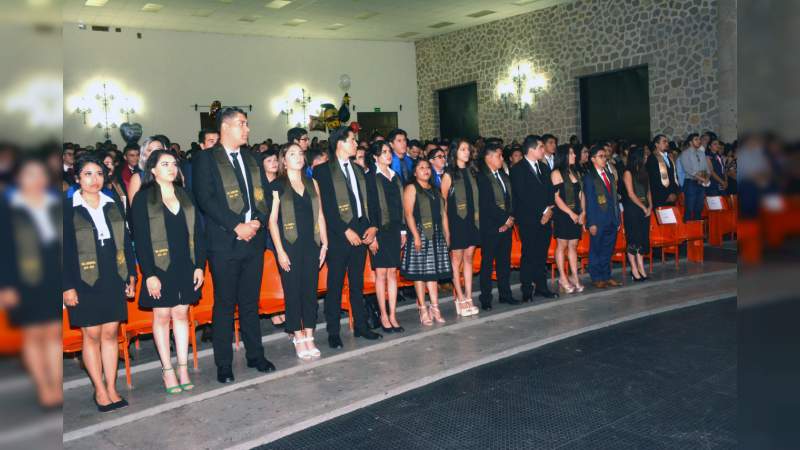 Entregan carta de pasante a la primera generación de licenciaturas institucionales en la UMSNH - Foto 1 