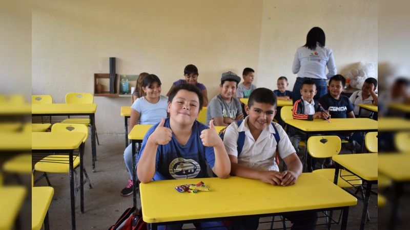 Entrega IIFEEM mobiliario en primaria multigrado de Zináparo  - Foto 0 