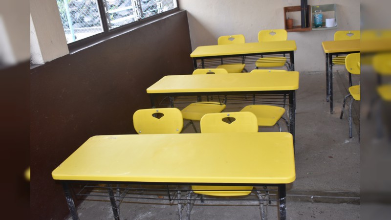 Entrega IIFEEM mobiliario en primaria multigrado de Zináparo  - Foto 1 