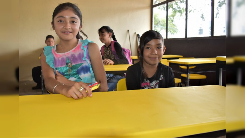 Entrega IIFEEM mobiliario en primaria multigrado de Zináparo  - Foto 2 