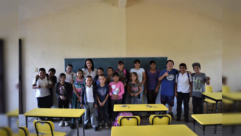 Entrega IIFEEM mobiliario en primaria multigrado de Zináparo  - Foto 3 