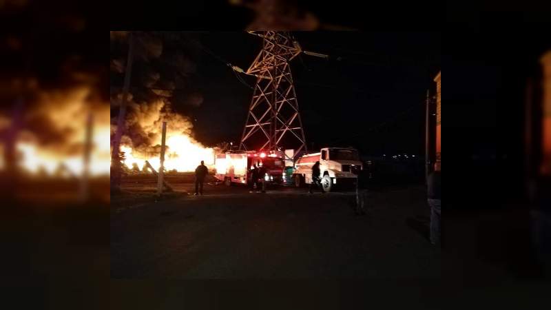 Se registra incendio en un tiradero de llantas de Tultitlán 