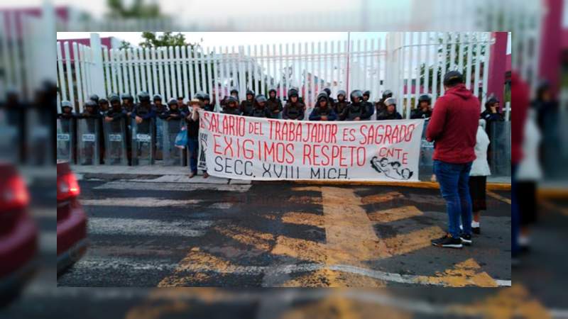 CNTE se manifiesta en la Secretaría de Educación en el Estado 