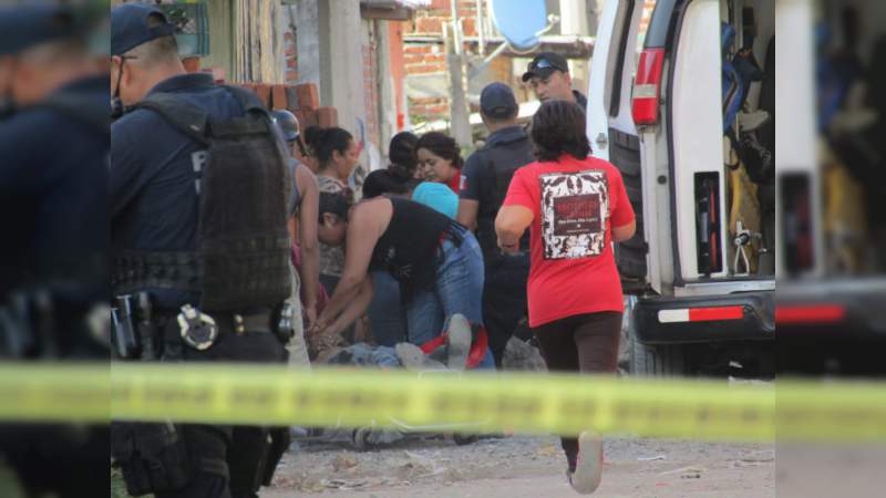 Balean a persona dentro de negocio en Acapulco, Guerrero  