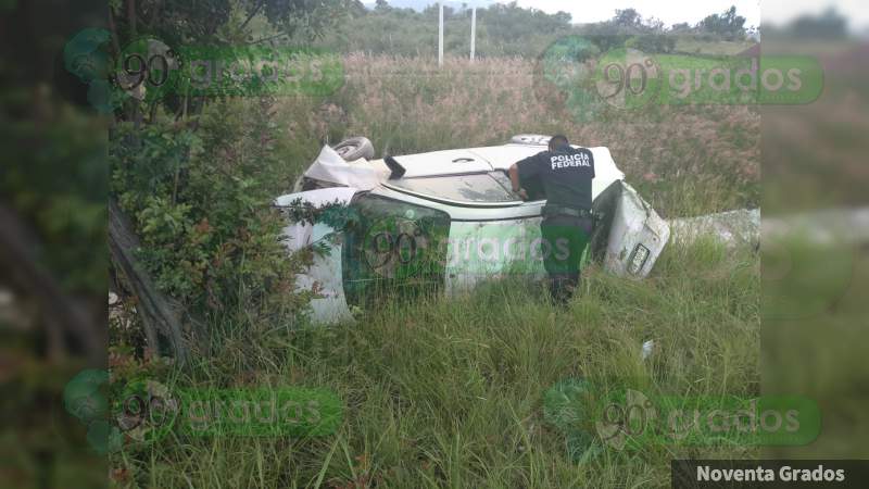 Volcadura sobre la carretera Pátzcuaro - Morelia deja dos lesionados 