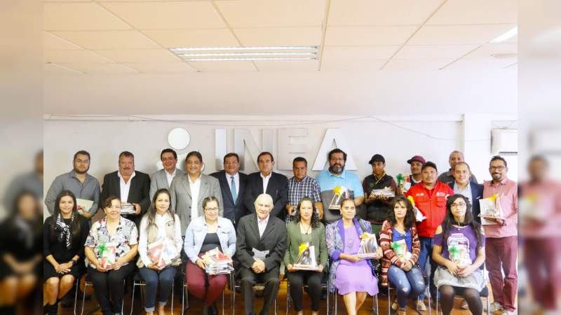 INEA reconoce la trayectoria del Dr. Ciro Artemio Constantino Álvarez en la educación de jóvenes y adultos  - Foto 1 