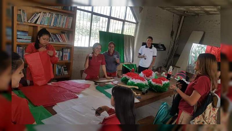 Jóvenes preparan festejos en conmemoración del 209 aniversario de la independencia de México 