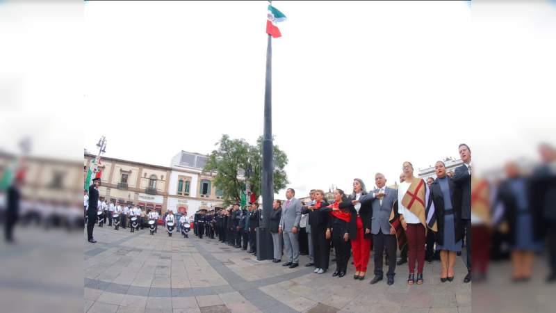 Encabeza DIF Michoacán y Sedesoh izamiento a la Bandera Nacional - Foto 0 
