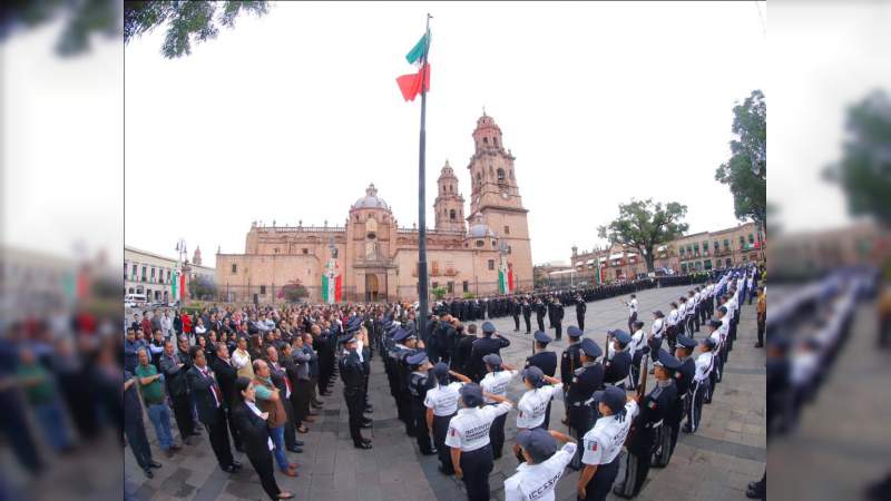 Encabeza DIF Michoacán y Sedesoh izamiento a la Bandera Nacional - Foto 1 