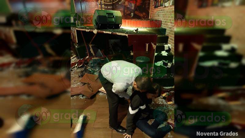 Pareja ebria choca y se mete con todo y auto a restaurante en Celaya, Guanajuato 