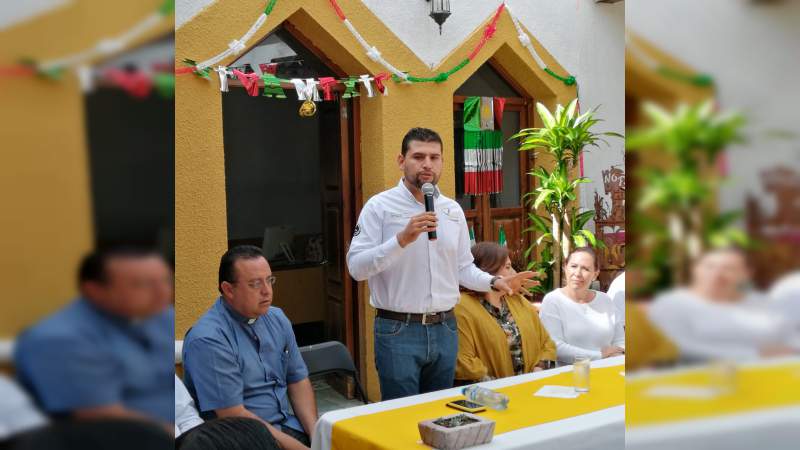 Entrega Octavio Ocampo y Rocío Beamonte apoyos a la población de Tzitzio 