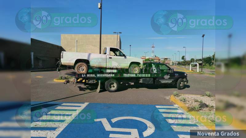 Aseguran vehículo tras intento de robo de cajero automático en plaza de Lázaro Cárdenas, Michoacán 