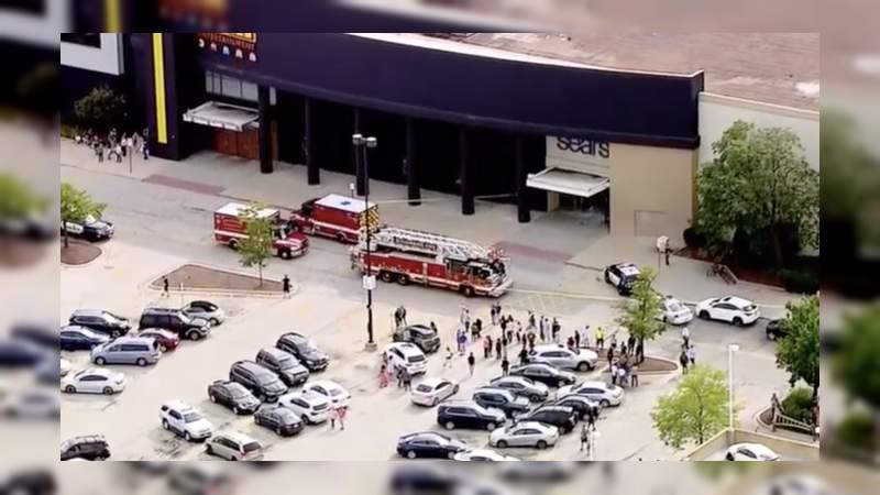 Sujeto armado irrumpe con camioneta a centro comercial en Illinois, Estados Unidos 