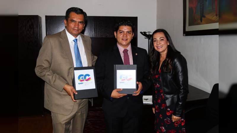 Entrega diputada Gabriela Ceballos, 1° informe de actividades al presidente de la Mesa Directiva 
