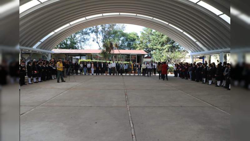 Jóvenes de Irimbo, Michoacán estrenan techumbre - Foto 1 