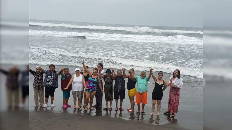 Cumplieron su sueño: 42 Adultos mayores viajaron por primera vez a la playa - Foto 0 