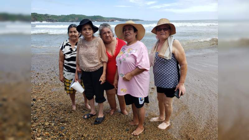 Cumplieron su sueño: 42 Adultos mayores viajaron por primera vez a la playa - Foto 1 