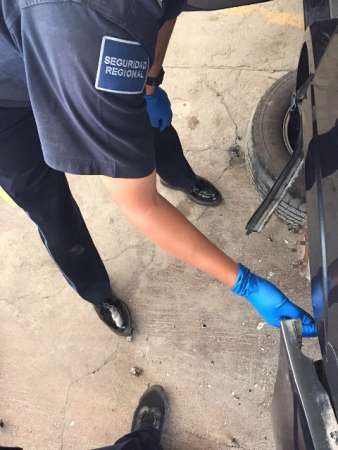 Aseguran camioneta cargada con droga en Arteaga, Michoacán - Foto 2 