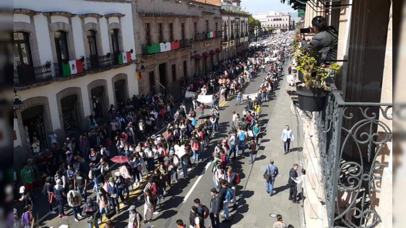 Normalistas también se manifiestan en el centro histórico de Morelia 