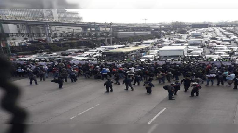 Taxistas bloquean el Aeropuerto Internacional de la Ciudad de México 