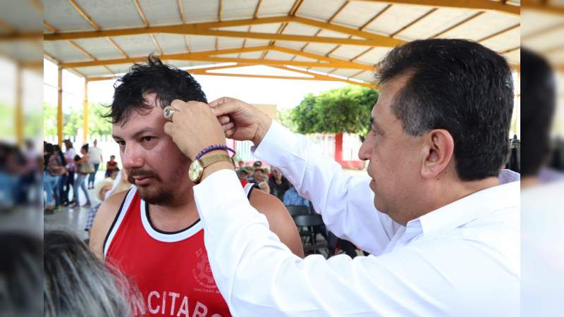 Entregan lentes y aparatos auditivos a personas con discapacidad en la región de Tierra Caliente Michoacán  - Foto 0 
