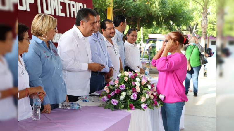 Entregan lentes y aparatos auditivos a personas con discapacidad en la región de Tierra Caliente Michoacán  - Foto 1 