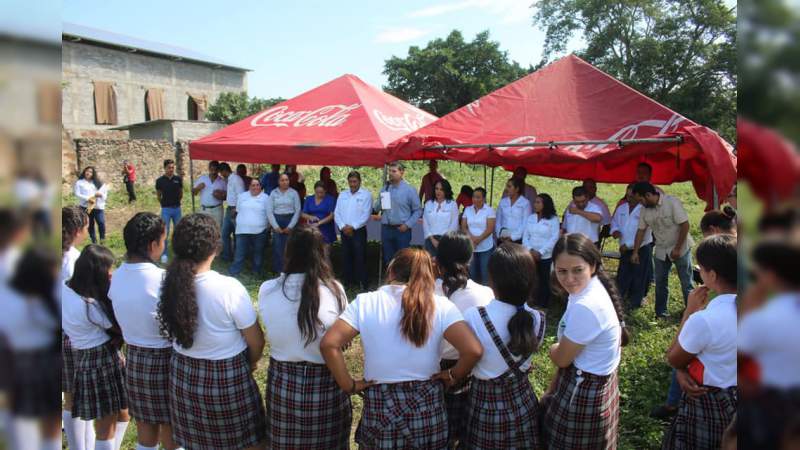 Octavio Ocampo con estado y municipio dan arranque de obra educativa en Nuevo Urecho - Foto 0