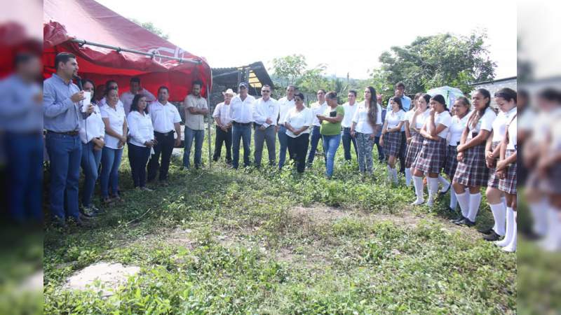 Octavio Ocampo con estado y municipio dan arranque de obra educativa en Nuevo Urecho