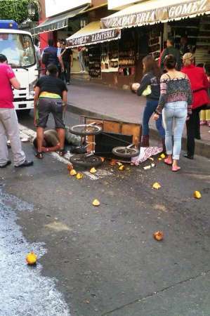 Inspectores golpean y humillan a comerciante en Uruapan, Michoacán - Foto 0 