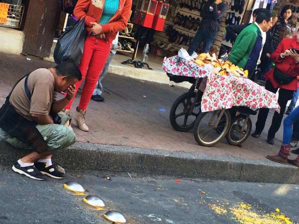 Inspectores golpean y humillan a comerciante en Uruapan, Michoacán - Foto 1 