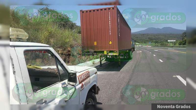 Tráiler se incendia sobre la Autopista Siglo XXI, en Taretan, MIchoacán 