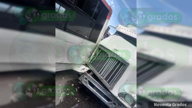 Choca tráiler a camión de la Ruta 1, en Morelia, Michoacán, no hay heridos - Foto 0 