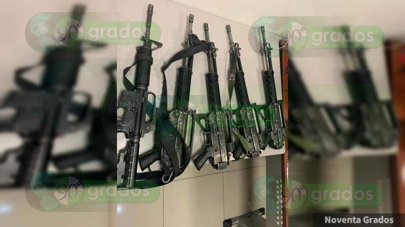Detienen a cuatro sujetos que robaron armas de una caseta, en Naucalpan, Estado de México 