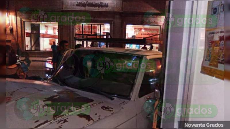 Ebrio sujeto se impacta contra un bar y un OXXO en Morelia, Michoacán, queda herido - Foto 0 