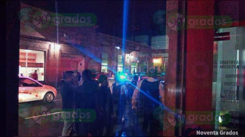 Ebrio sujeto se impacta contra un bar y un OXXO en Morelia, Michoacán, queda herido - Foto 1 