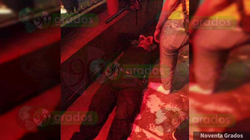 Ebrio sujeto se impacta contra un bar y un OXXO en Morelia, Michoacán, queda herido - Foto 2 