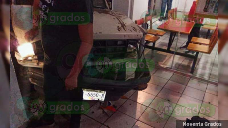 Ebrio sujeto se impacta contra un bar y un OXXO en Morelia, Michoacán, queda herido - Foto 3 
