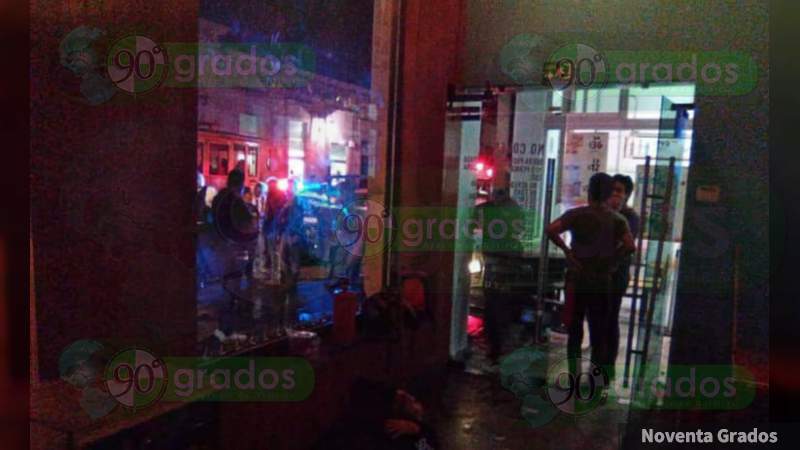 Ebrio sujeto se impacta contra un bar y un OXXO en Morelia, Michoacán, queda herido - Foto 4 
