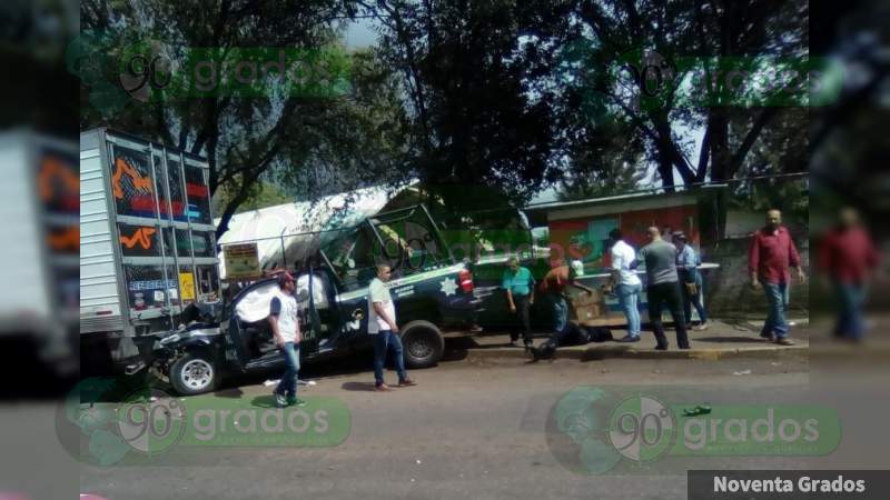 Patrulla se impacta contra moto y tráiler; hay 8 heridos graves en Uruapan, Michoacán 