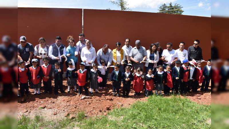 Fortalece Gobierno de Michoacán escuelas de educación básica en Tlalpujahua - Foto 0 