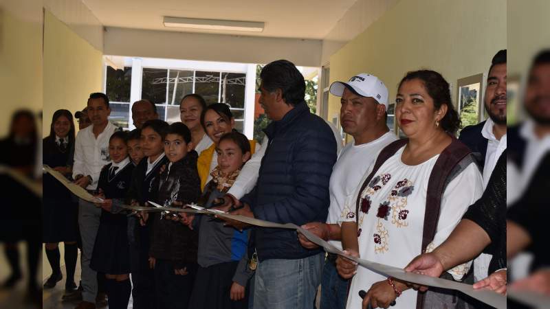 Fortalece Gobierno de Michoacán escuelas de educación básica en Tlalpujahua - Foto 2 