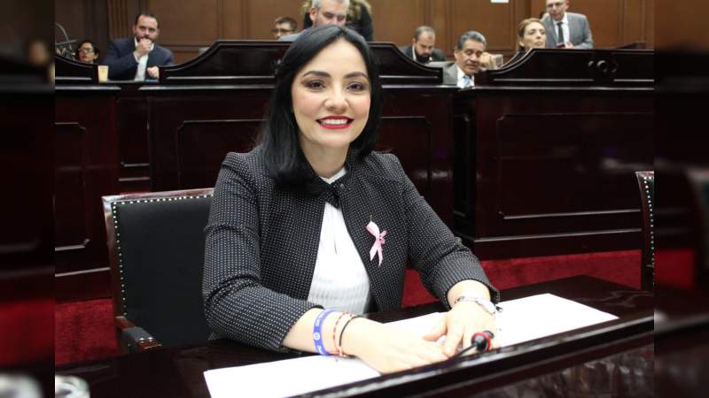 Refrenda Adriana Hernández su compromiso en la lucha contra el cáncer 