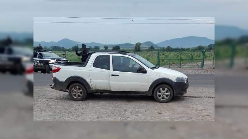Detienen a dos e incautan vehículos, uno blindado en Aguililla, Michoacán - Foto 2 