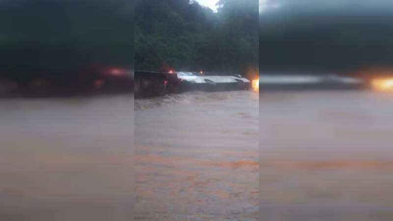 Arrastra corriente de río un camión en Aquila, Michoacán, no hay víctimas  - Foto 1 